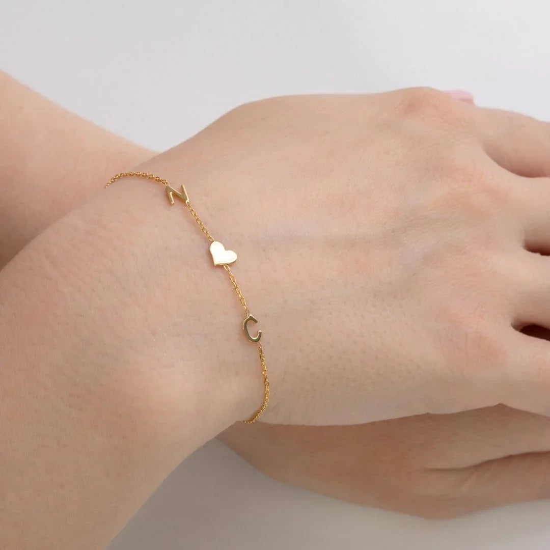 Brugerdefineret armbånd med laterale initialer