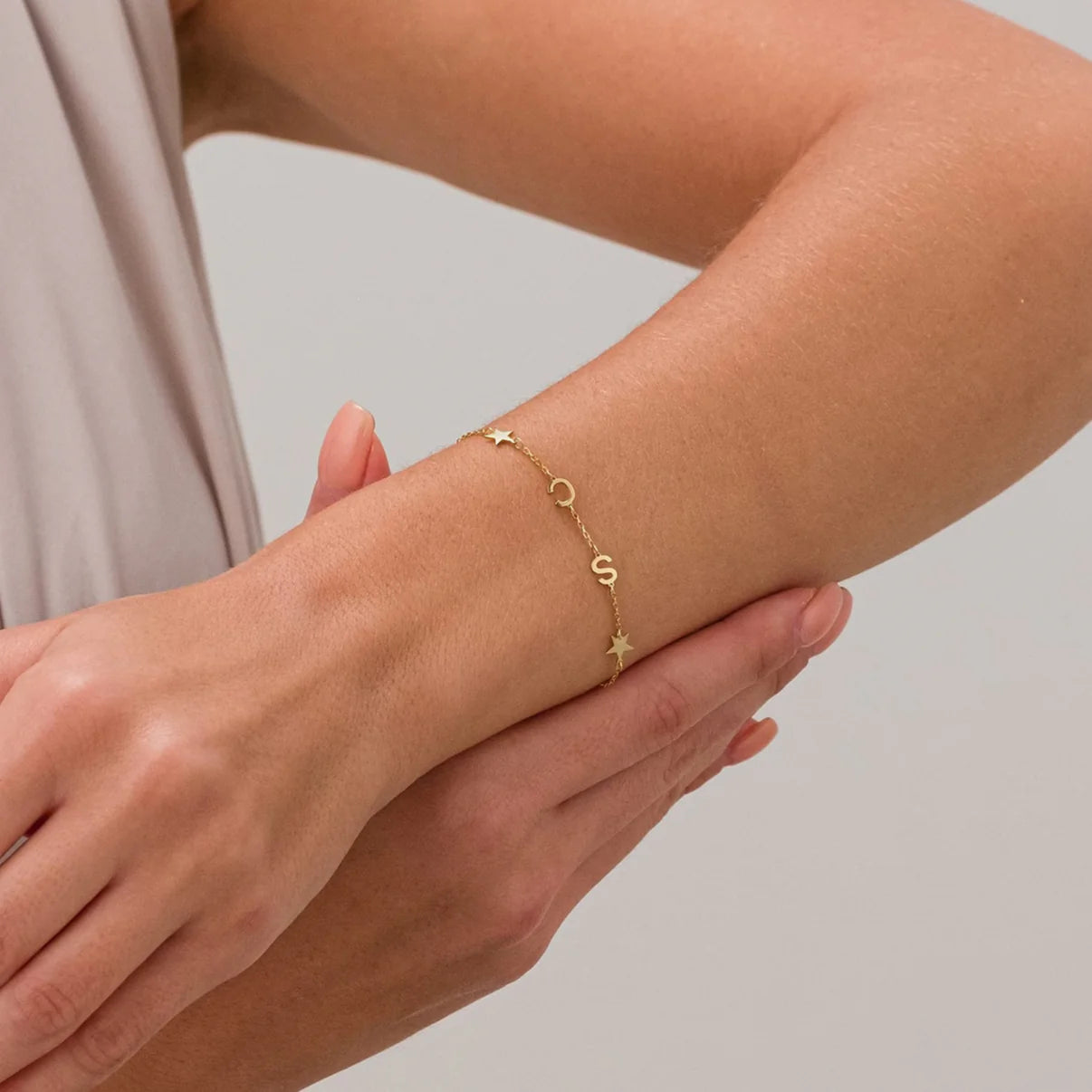 Brugerdefineret armbånd med laterale initialer