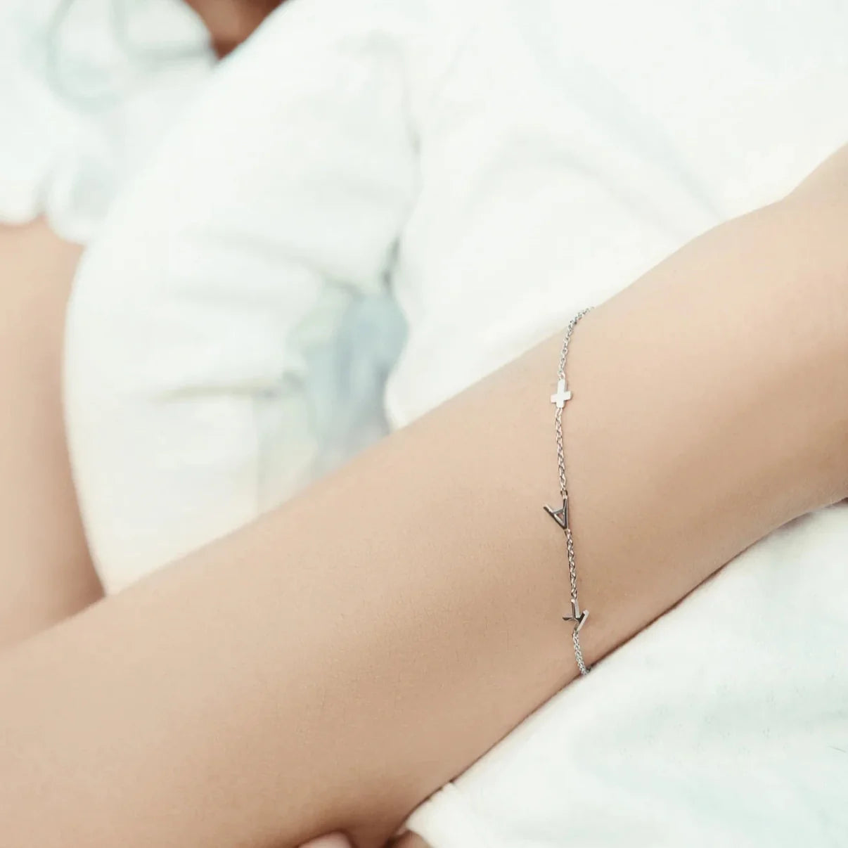 Brugerdefineret armbånd med laterale initialer