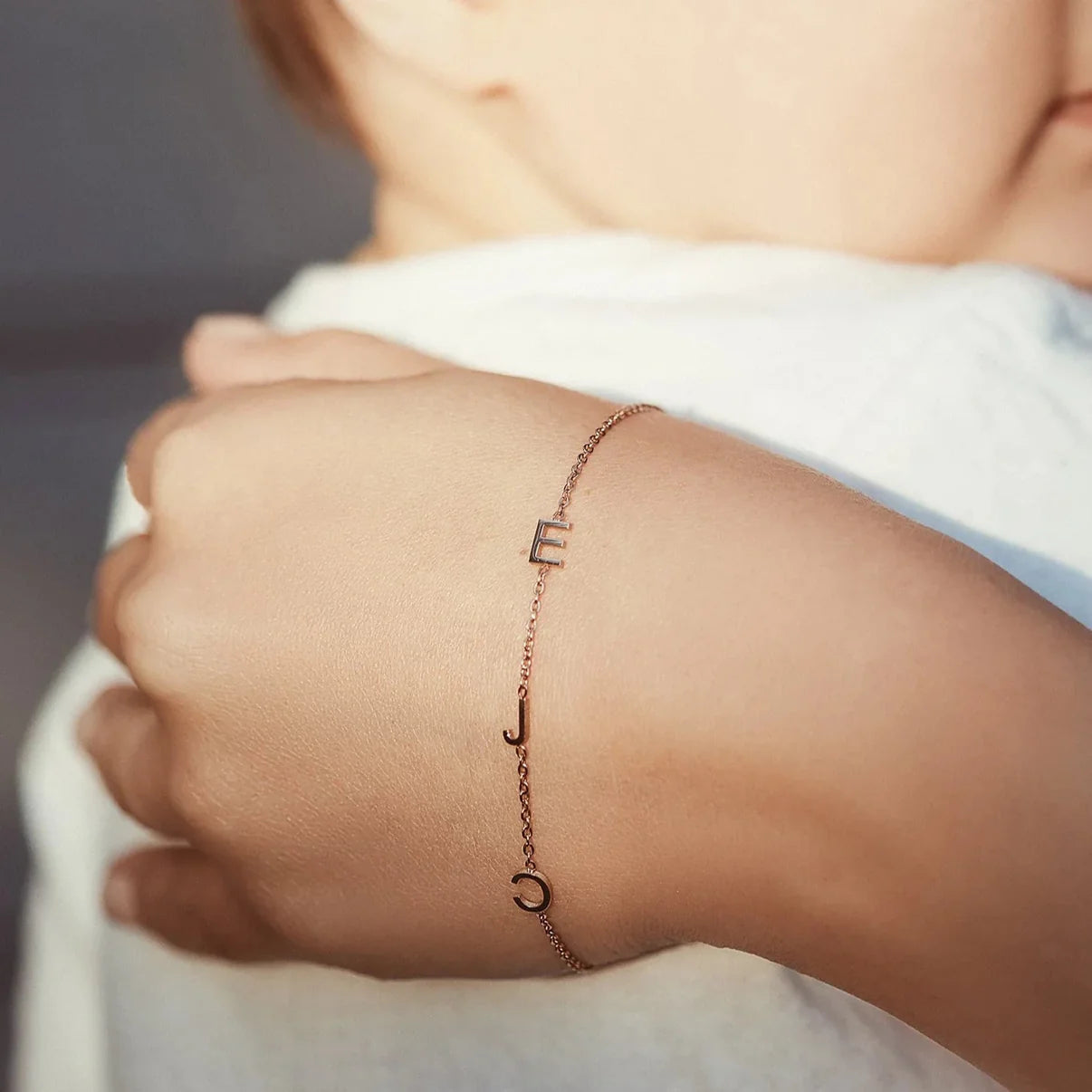 Brugerdefineret armbånd med laterale initialer